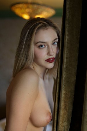 Weronika Wabia blonde curves and tattooed hips on white sheets photo 19
